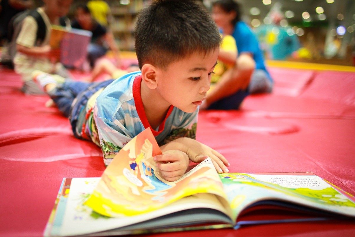 台灣福興工業帶領偏鄉小朋友參觀高市圖總館，孩子專注的眼神透露書本無形的力