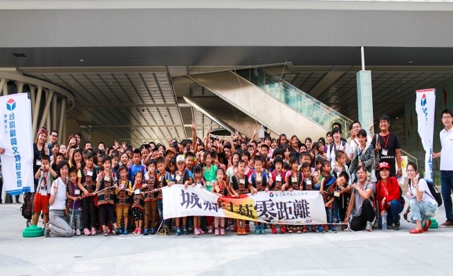 台灣福興工業舉辦城鄉兒藝零距離活動，帶領偏鄉學童至高雄市立圖書總館參觀